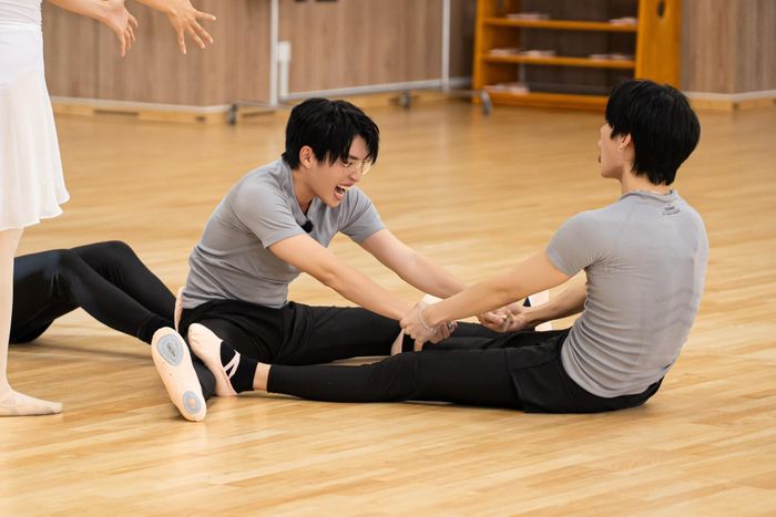 3 thành viên phải mặc quần legging bó sát, thực hiện nhiều động tác khó.