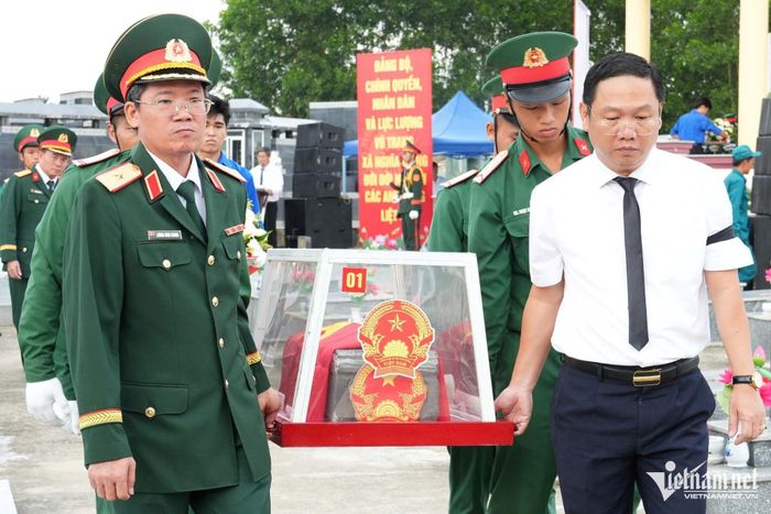 Thiếu tướng Lương Đình Chung, Chính ủy Quân khu 5, cùng các đại biểu đưa hài cốt liệt sĩ về nơi an táng. Ảnh: Trọng Quốc