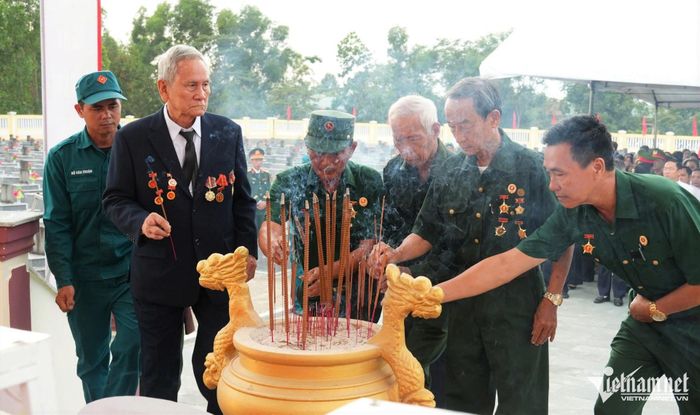 Các cựu chiến binh dâng hương tưởng niệm các liệt sĩ tại lễ truy điệu. Ảnh: Trọng Quốc