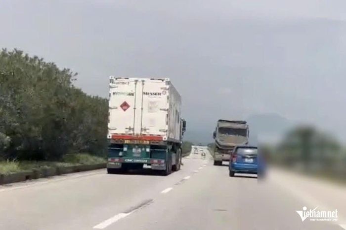 Ô tô tải nặng bám làn trái cao tốc cản trở các phương tiện khác lưu thông. Ảnh: Đình Hiếu