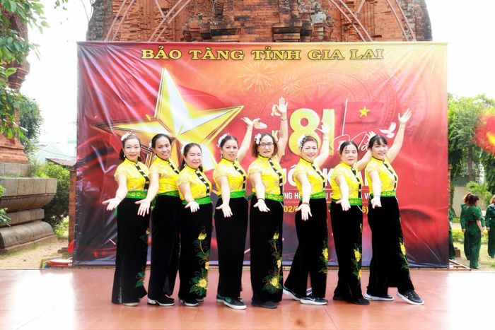 Các tiết mục văn nghệ mang đến trải nghiệm độc đáo cho du khách. Ảnh: Phan Hiếu