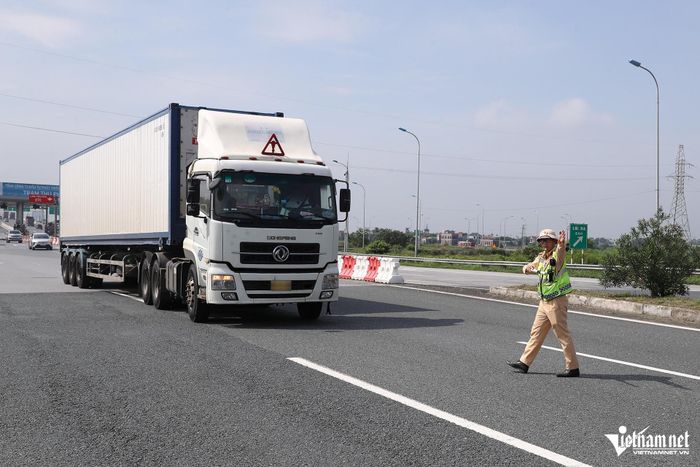 Lực lượng CSGT thực hiện tổng kiểm soát với ô tô kinh doanh vận tải. Ảnh: Đình Hiếu