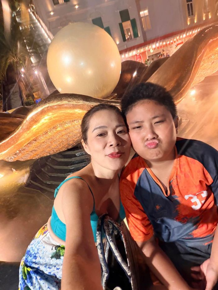 Ca sĩ Mỹ Lệ đưa con trai đi du lịch.