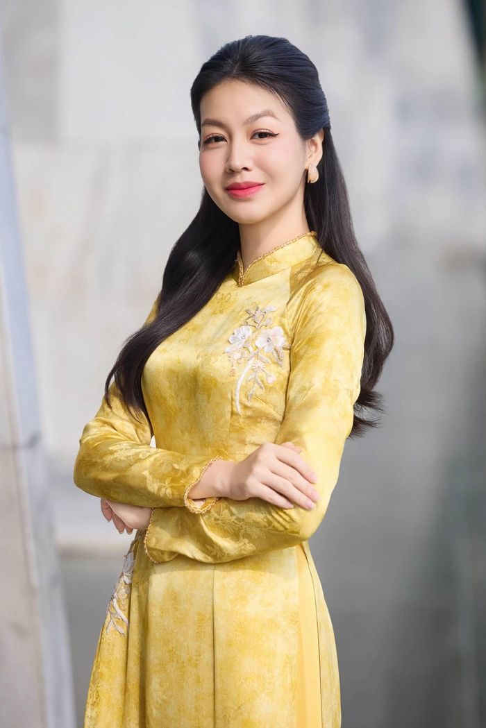 MC Hồng Nhung VTV nền nã trong tà áo dài.