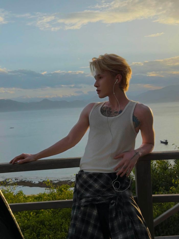 Ca sĩ Jack - J97 đi chơi biển.