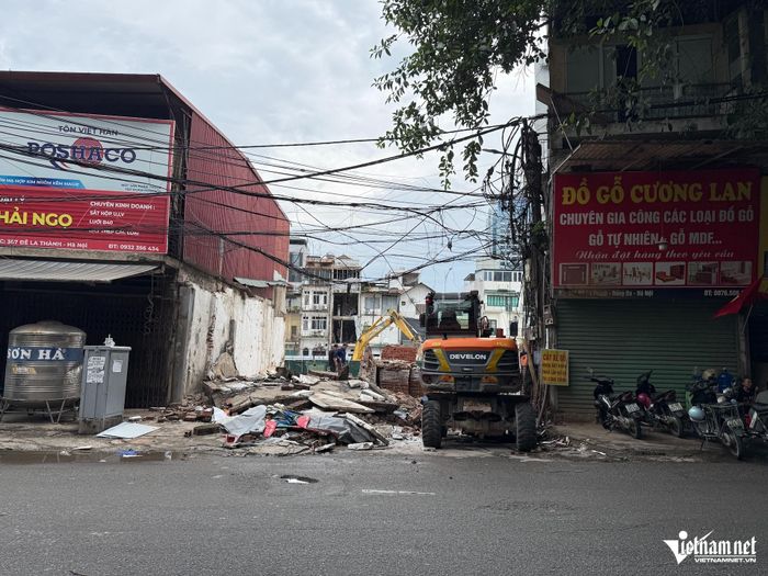 Ngôi nhà được phá dỡ trong chiều 30/8. Ảnh: Kiều Oanh