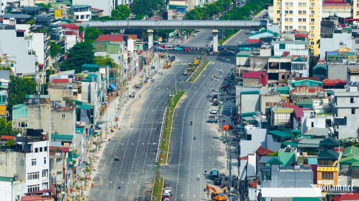 Dãy nhà xen kẹt nằm bên phía bên trái đường Vành đai 1 hướng đi Xã Đàn. Ảnh Thạch Thảo