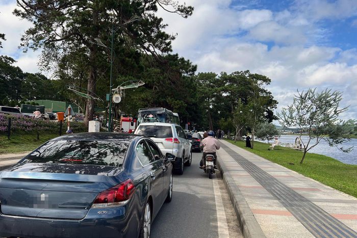 Khu vực nơi phát hiện thi thể người phụ nữ trên hồ Xuân Hương. Ảnh: X.N