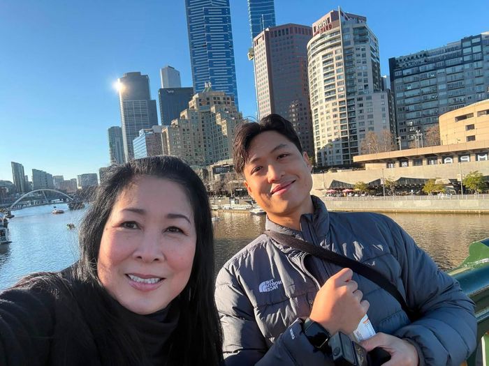 Hai mẹ con hóng gió sông Yarra. Ảnh: FBNV