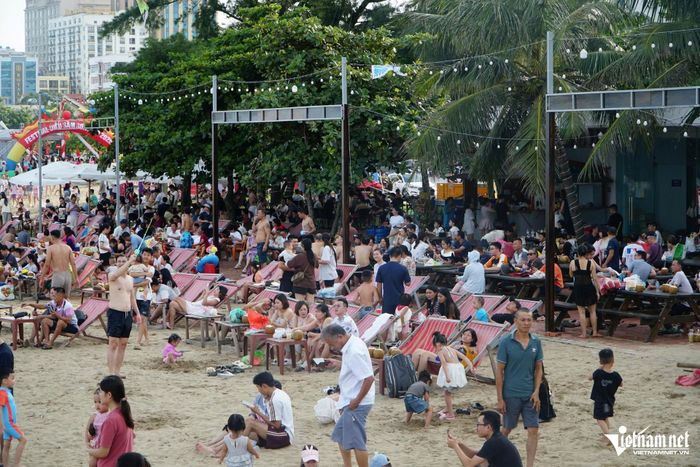 Du khách ngồi kín ở các quán trên bờ