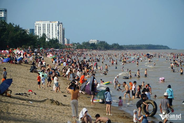 Biển Sầm Sơn đông kín người chiều 30/8