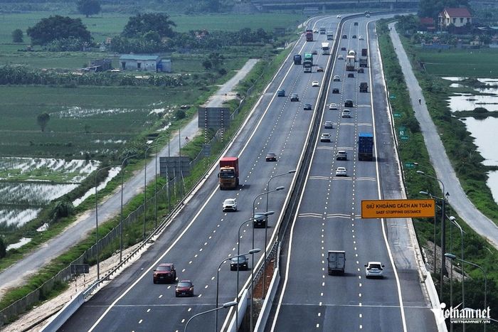 CSGT kiên trì xử lý hành vi không giữ khoảng cách an toàn trên cao tốc. Ảnh: Đình Hiếu