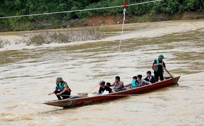 Những chiếc thuyền chở nặng nghĩa tình quân dân