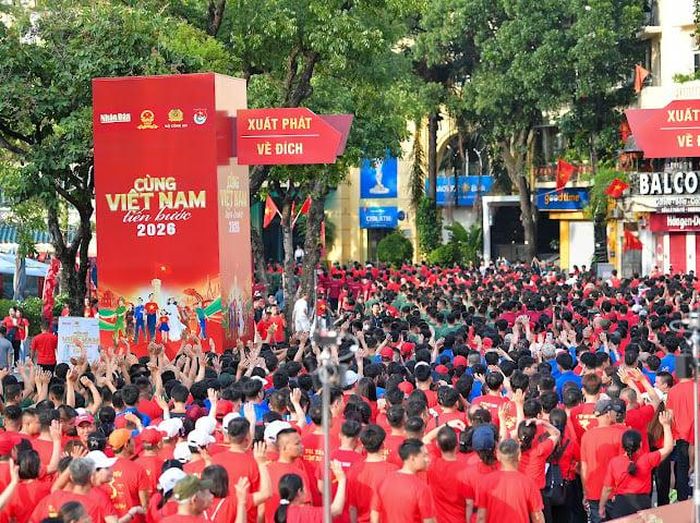 Nhân dân, cán bộ, chiến sĩ tập trung về bên hồ Hoàn Kiếm, tham gia chương trình.