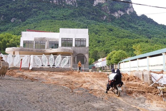 Thời tiết thất thường trở thành những trở ngại lớn đối với các dự án trường nội trú tại vùng biên Thanh Hoá (ảnh: Trường nội trú tại vùng biên giới Sơn Thuỷ).