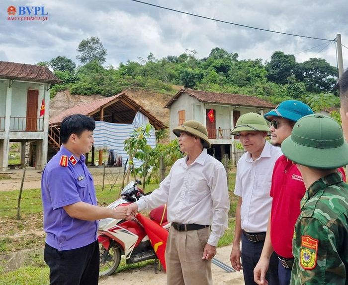  Viện trưởng VKSND khu vực 4 thăm hỏi cán bộ, đồng bào tại bản Rào Tre.