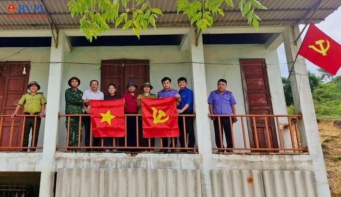  Những lá cờ Tổ quốc tung bay trên những ngôi nhà của đồng bào Chứt.