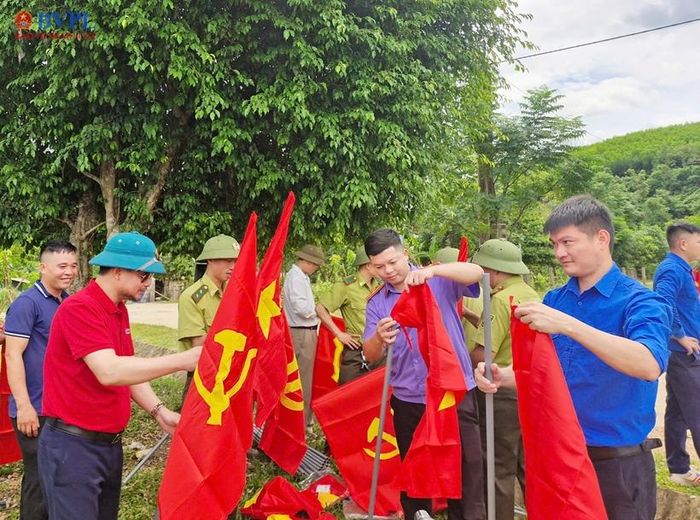  Việc chuẩn bị trao tặng cờ được chuẩn bị chu đáo.