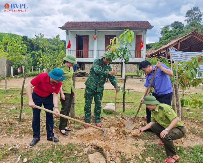  Các đơn vị cùng chung tay trồng cây xanh.