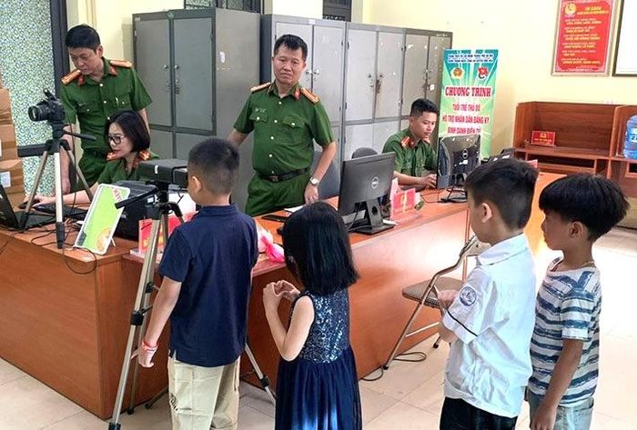 Trẻ nhỏ xếp hàng để làm thủ tục cấp thẻ căn cước. (Ảnh minh hoạ: Báo Lao động)