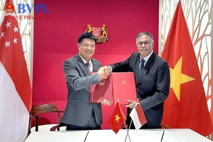 Đồng chí Nguyễn Huy Tiến, Ủy viên Trung ương Đảng, Viện trưởng VKSND tối cao Việt Nam và ông Murali Pillai, Bộ trưởng Bộ Pháp luật Singapore thay mặt hai Nhà nước ký Hiệp định tương trợ tư pháp về hình sự giữa nước Cộng hoà xã hội chủ nghĩa Việt Nam và nước Cộng hoà Singapore, tháng 10/2024.