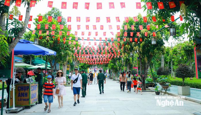 Du khách về tham quan tại Khu Di tích quốc gia đặc biệt Kim Liên vào sáng 30/8. Ảnh: Thành Duy