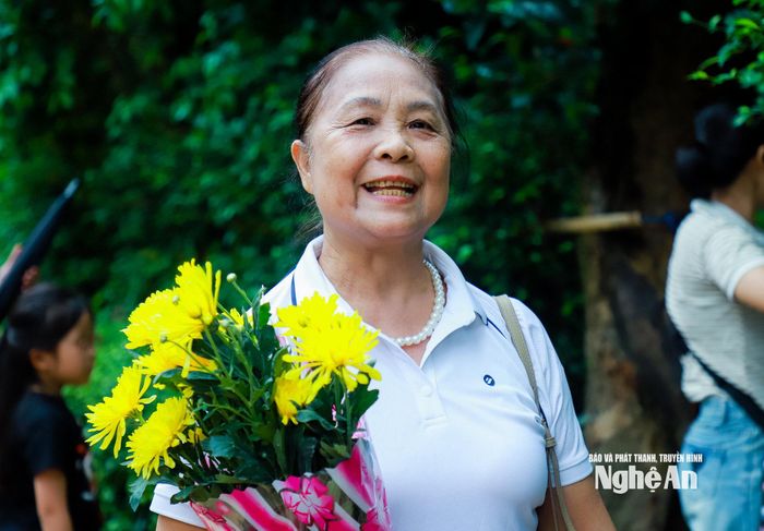 Bà Lê Thị Bắc, 69 tuổi, quê xã Đồng Kỵ, tỉnh Bắc Ninh chia sẻ xúc động khi về thăm quê Bác. Ảnh: Thành Duy