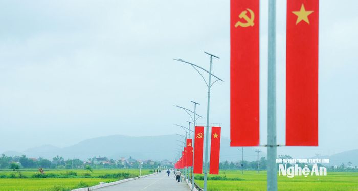 Những ngày cận Quốc khánh 2/9, không gian xã Kim Liên được trang hoàng rực rỡ. Cờ đỏ sao vàng trải dài trên những tuyến đường làm bừng lên sắc màu của ngày Tết độc lập giữa quê Bác. Ảnh: Thành Duy