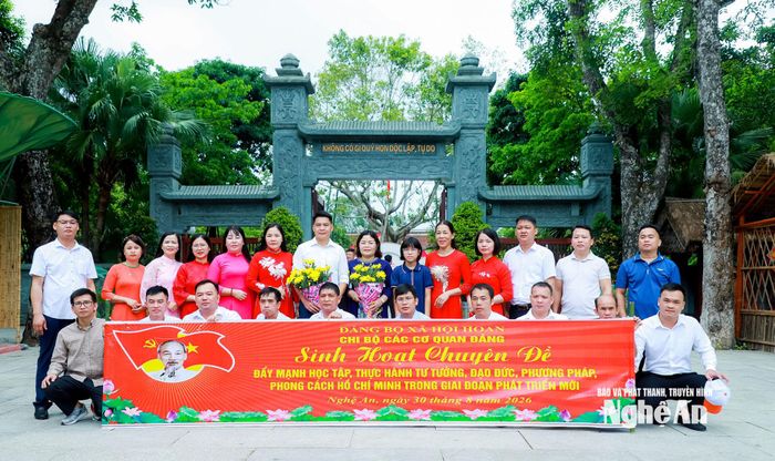 Chi bộ các cơ quan Đảng thuộc Đảng bộ xã Hội Hoan, tỉnh Lạng Sơn về thăm quê Bác và tổ chức sinh hoạt chuyên đề. Ảnh: Thành Duy