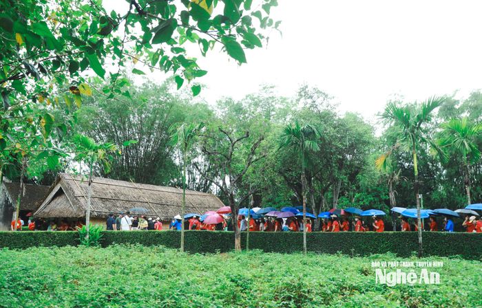 Dù trời mưa, song rất nhiều du khách đến thăm quê ngoại Bác Hồ. Ảnh: Thành Duy