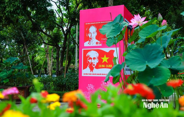 Không gian trang trí gắn liền với hình ảnh Chủ tịch Hồ Chí Minh và loài hoa sen biểu tượng của quê Người. Ảnh: Thành Duy