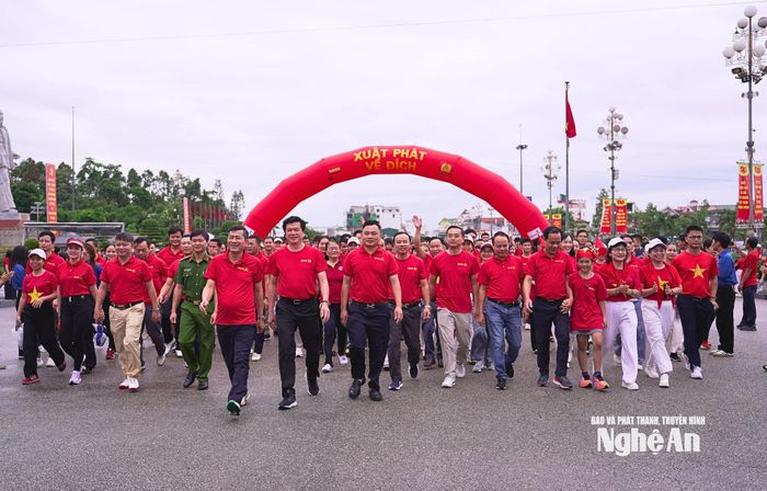 Thông qua hoạt động đi bộ được tổ chức đồng loạt trong cả nước, chương trình lan tỏa thông điệp về lối sống xanh, từng bước hình thành thói quen đi bộ, giảm phát thải khí carbon và nâng cao nhận thức của cộng đồng về bảo vệ môi trường. Mỗi bước chân không chỉ thể hiện tinh thần hưởng ứng của người tham gia mà còn truyền tải trách nhiệm chung đối với môi trường và sự phát triển bền vững. Ảnh: Hải Hưng