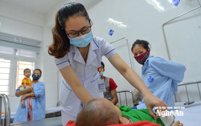 Trong dịp nghỉ Lễ Quốc khánh 2/9, các cơ sở khám bệnh, chữa bệnh trực tiếp nhận và xử trí cấp cứu kịp thời mọi trường hợp tai nạn, ngộ độc hay cấp cứu thông thường. Ảnh: Thành Chung