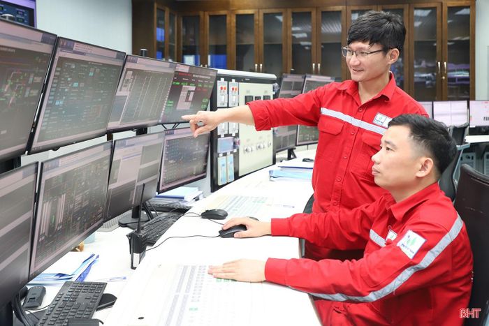 Kỹ sư vận hành 2 tổ máy phát điện tại Phòng điều khiển trung tâm, Nhà máy Nhiệt điện Vũng Áng 1.