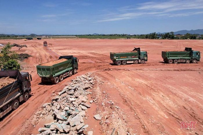 Hạ tầng Khu công nghiệp VSIP ở xã Việt Xuyên đang được tập trung thi công để sớm hoàn thiện.