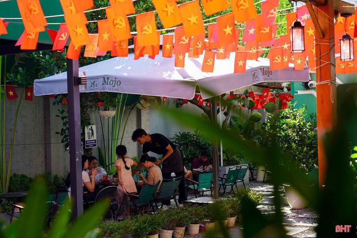 Những ngày cuối tháng 8, phố phường rực rỡ hơn bởi sắc đỏ của cờ Tổ quốc. Không khí hướng về Quốc khánh 2/9 không chỉ hiện diện trên các tuyến đường, khu dân cư mà còn len vào những quán cà phê. Những góc nhỏ ấy không chỉ thu hút khách đến thưởng thức, chụp ảnh mà còn góp phần đưa câu chuyện về lịch sử, quê hương đến gần hơn với đời sống hôm nay.