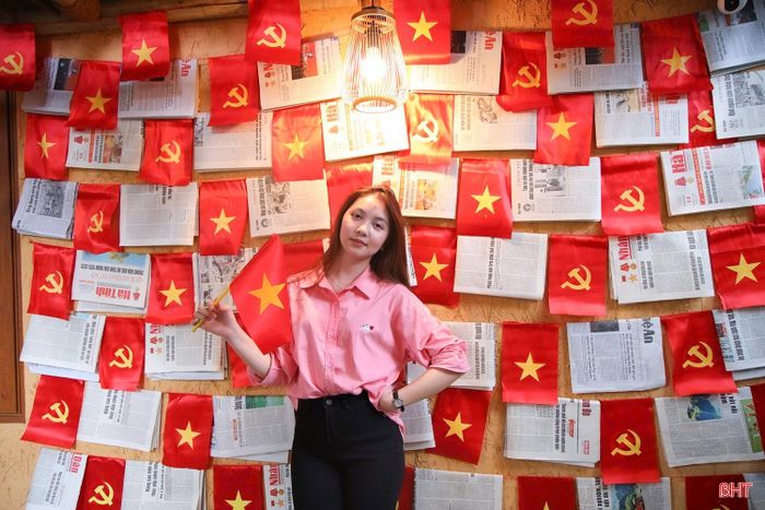 Mỗi quán lựa chọn một cách trang trí khác nhau để tạo dấu ấn trong dịp Quốc khánh. Sự đa dạng trong cách bài trí không chỉ tạo nên những không gian mới lạ, thu hút khách hàng mà còn thể hiện mong muốn của các chủ quán đưa không khí Tết Độc lập đến rộn ràng hơn.
