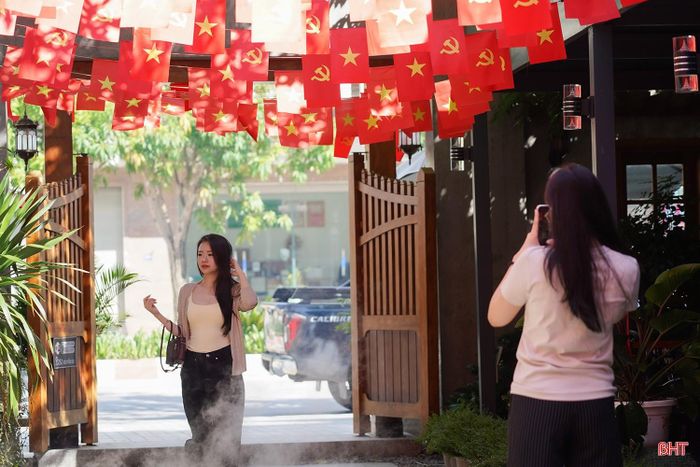  “Những ngày này, đi đâu cũng thấy không khí Quốc khánh rất rộn ràng. Tôi chọn đến những quán cà phê trang trí cờ đỏ sao vàng để hòa chung không khí ấy và lưu lại cho mình những kỷ niệm đẹp trong dịp đặc biệt. Với tôi, việc chụp những bức ảnh cùng lá cờ Tổ quốc cũng là một cách giản dị để thể hiện tình yêu và niềm tự hào về quê hương, đất nước" - chị Nguyễn Xuân Thục Nguyên (phường Thành Sen, Hà Tĩnh) cho biết. 