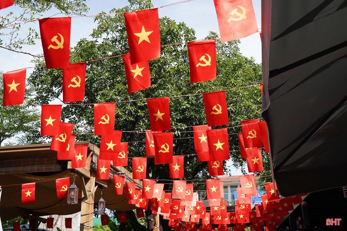 Nếu những quán cà phê rực rỡ cờ hoa mang đến không khí tươi vui thì không gian hoài niệm lại gợi nhắc về lịch sử và những năm tháng mà đất nước đã đi qua. Sự kết hợp ấy khiến ngày Quốc khánh không chỉ được cảm nhận trên những tuyến phố, mà còn hiện diện trong những không gian đời thường.