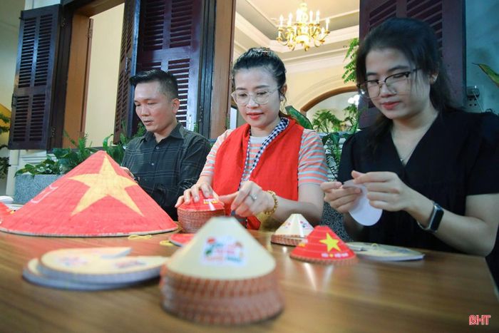 Qua những góc nhỏ được chăm chút, các hình ảnh, vật dụng gắn với lịch sử trở nên gần gũi hơn, đặc biệt với người trẻ. Đây cũng là cách để mỗi quán góp phần lan tỏa không khí Quốc khánh, khơi gợi niềm tự hào về truyền thống và những giá trị mà các thế hệ cha ông đã vun đắp.