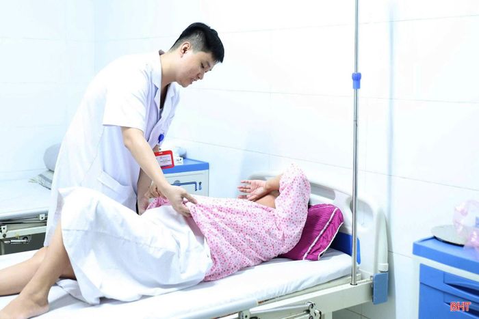 Thạc sĩ, bác sĩ Nội trú Trần Quang Mạnh trực tiếp tham gia quản lý thai kỳ cho các sản phụ.