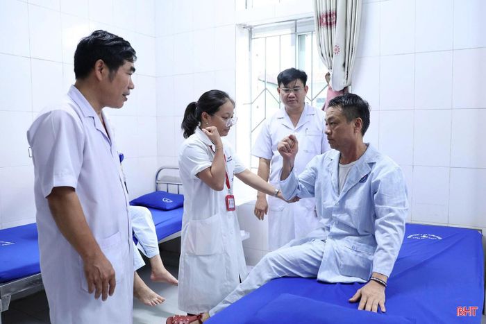 Thạc sĩ, bác sĩ Nội trú Đinh Phương Huệ tham gia điều trị phục hồi chức năng cho người bệnh.