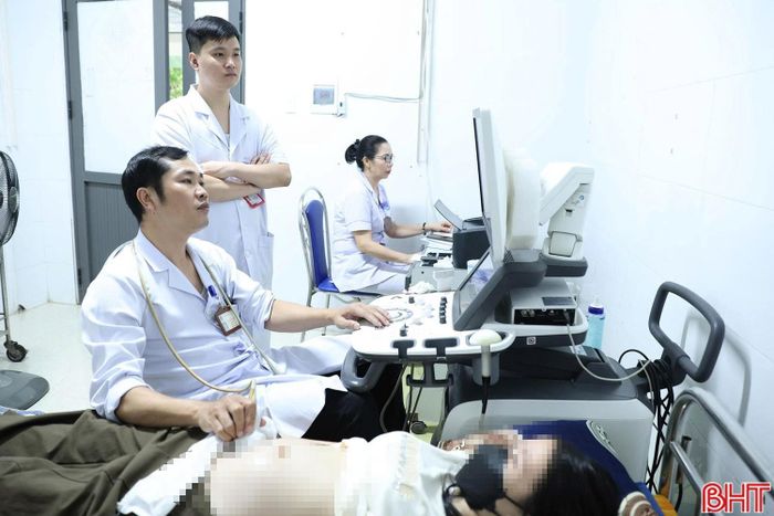  Thạc sĩ, bác sĩ Nội trú Trần Quang Mạnh đồng hành cùng các y bác sĩ tại Trung tâm Y tế Thạch Hà để chẩn đoán, phát hiện sớm các bệnh lý phụ khoa nguy hiểm. 