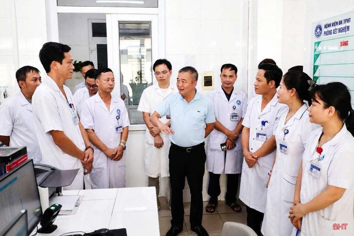PGS.TS.BS Nguyễn Lân Hiếu - Giám đốc Bệnh viện Đại học Y Hà Nội về khảo sát tại Trung tâm Y tế Thành Sen.