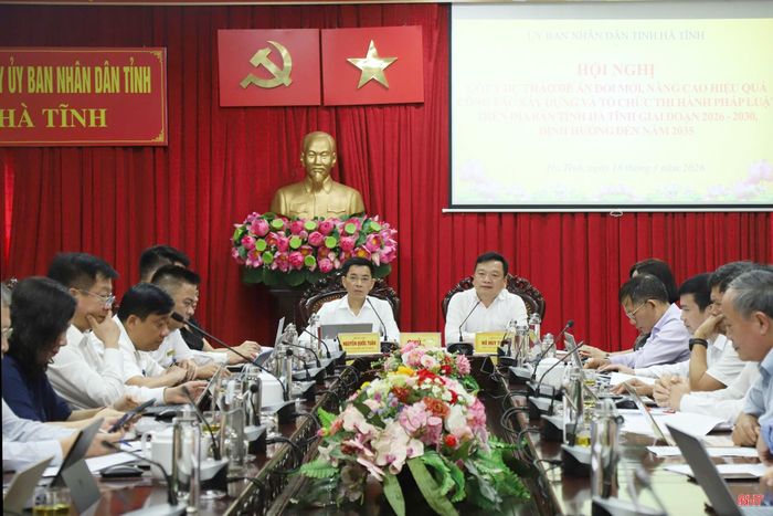 Phó Chủ tịch UBND tỉnh Hồ Huy Thành và Giám đốc Sở Tư pháp Nguyễn Quốc Tuấn chủ trì hội nghị lấy ý kiến góp ý đối với dự thảo "Đề án đổi mới, nâng cao hiệu quả công tác xây dựng và tổ chức thi hành pháp luật trên địa bàn tỉnh Hà Tĩnh giai đoạn 2026 - 2030, định hướng đến năm 2035" (Ảnh chụp tháng 3/2026).