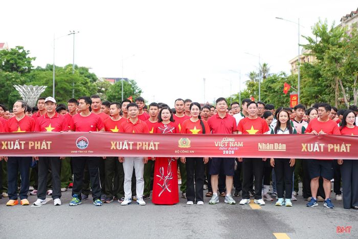 Các đồng chí lãnh đạo tỉnh tham gia hưởng ứng chương trình “Cùng Việt Nam tiến bước 2026”.