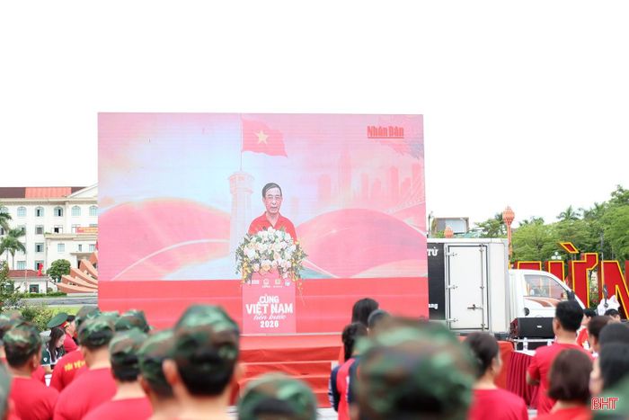 Đại biểu điểm cầu Hà Tĩnh theo dõi chương trình trực tuyến.