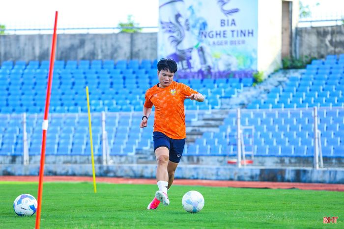 HLV Phan Như Thuật cùng ban huấn luyện liên tục điều chỉnh các bài tập, yêu cầu cầu thủ duy trì sự tập trung và cường độ vận động cao. Đây cũng là giai đoạn đội bóng núi Hồng hoàn thiện những phương án cuối cùng trước trận mở màn.