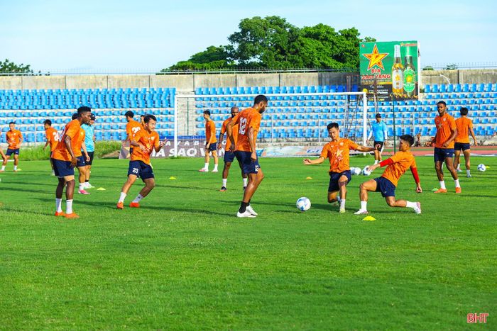 Không khí trên sân tập diễn ra khẩn trương nhưng vẫn giữ được sự thoải mái. Ban huấn luyện chú trọng các bài tập chiến thuật, đặc biệt là khả năng chuyển trạng thái và tổ chức phòng ngự trước những đối thủ có chất lượng.