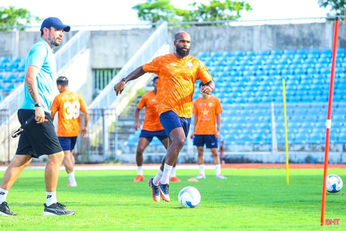  Tân binh Luiz Antonio là một trong những cái tên đáng chú ý của Hồng Lĩnh Hà Tĩnh ở mùa giải năm nay. Tiền vệ người Brazil từng có nhiều năm thi đấu tại V.League và được kỳ vọng giúp tuyến giữa đội bóng núi Hồng giàu kinh nghiệm hơn. “Tôi rất vui khi gia nhập đội bóng. Tôi muốn nhanh chóng hòa nhập, thi đấu hết khả năng và cùng đội có một mùa giải tốt” - Luiz Antonio chia sẻ. 